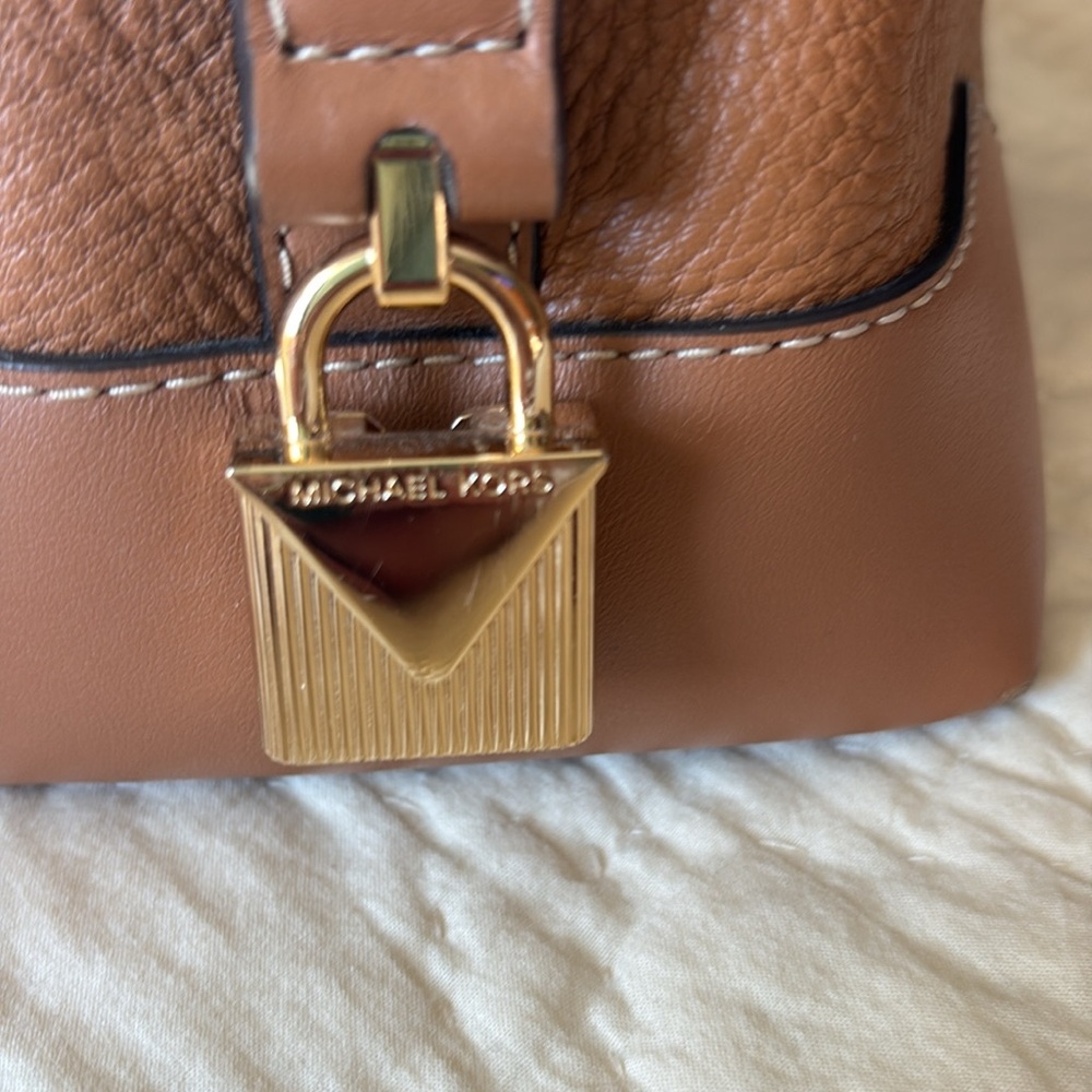 Michael Kors crossbody bag. - Picture 6 of 10